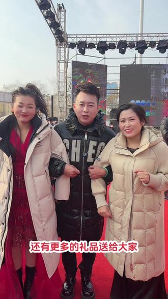 1:50分,刘小妖大舞台开业盛典,明星大腕云集#刘小妖80后逐梦男团创始人 @刘小妖 大舞台12月11-13号启航