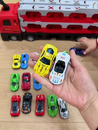 小朋友都爱玩的#变形大卡车 玩具,配有24辆小车车,质感都很好,带有惯性滑行,小朋友很喜欢玩#儿童玩具 #变形玩具 #儿童玩具车 #变形玩具车