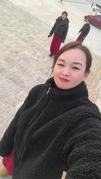 今年黑色袄配红色卫裤火出圈了