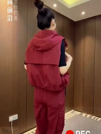 欧货工装马甲外套女款春秋新款小个子连帽休闲马夹背心时尚坎肩潮