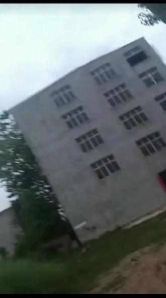 打卡地标一二三大厦 襄阳123大厦,肖书记霸气!
临近五一假期,路就别封了,直接在旁边设立大型停车场,吸引全国网友来此打卡,带动沈营民营经济腾飞,岂不美哉?
#网红打卡 #智界r7 #肖书记