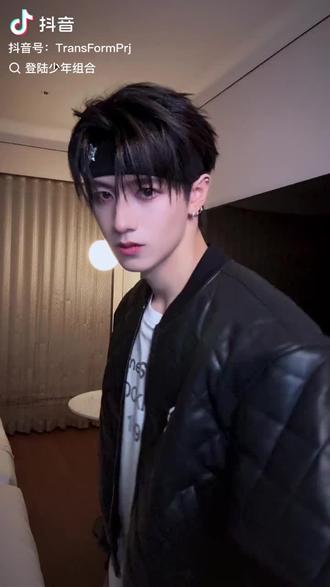 朱志鑫cha零落摇|甩水律动丝到飞起,卡点控场一整个拿捏住✨ 谁还没被这组零落摇戳中?💛💙
#朱志鑫#朱志鑫舞蹈实力