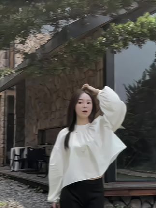 #上热门 法式独特精致清爽通勤穿搭上衣高级感白色泡泡袖衬衫修身五分裤#法式穿搭 #高级感 #通勤搭配 #精致女人必备