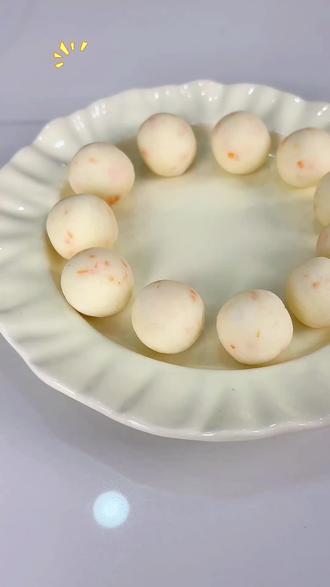 经常有育婴师姐妹们问我七大营养素什么是什么?今天我就来和大家分享一下,七大营养素是指碳水化合物、脂肪、蛋白质、维生素、矿物质、水和膳食纤维。以下是简单介绍:
- 碳水化合物:是人体最主要的热量来源,参与细胞的多种代谢活动,是构成机体的重要物质。
- 脂肪:是机体重要的储能物质,能提供能量、维持体温、保护内脏器官,还可促进脂溶性维生素的吸收。
- 蛋白质:是生命的物质基础,构成人体组织和器官的重要成分,具有催化、运输、免疫等多种生理功能。
- 维生素:是维持人体正常生理功能所必需的一类有机化合物,在物质代谢中起重要作用。
- 矿物质:是构成人体组织和维持正常生理功能所必需的各种元素,如钙、铁、锌等,对维持骨骼强度、参与造血过程等有重要意义。
- 水:是人体含量最多的成分,是一切生命活动的基础,参与物质代谢、调节体温、运输营养物质和代谢废物等。
- 膳食纤维:虽不能被人体消化吸收,但能促进肠道蠕动,增加粪便体积,减少便秘,对维持肠道健康有重要作用。姐妹们,记住了吗?最后,愿育婴师姐妹们好好学习,多多提升自己,用我们的爱心、耐心、责任心、欢喜心和慈悲心共同呵护宝宝健康成长#育婴师 #育婴师培训#育儿嫂 #宝宝辅食 #早教