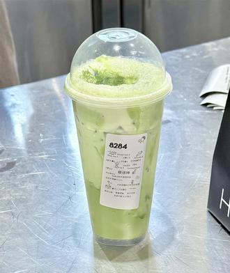 #蔡徐坤#喜茶杯贴定制
1.我觉得你特别像一款游戏。什么游戏?我的世界。
2.莫文蔚的阴天,孙燕姿的雨天,周杰伦的晴天,都不如你和我聊天。3.你知道我最喜欢吃什么水果吗?是你这个开心果。4.我想买一块地。什么地?你的死心塌地。
5.你有打火机吗?没有啊。那你是怎么点燃我的心的?
6.遇到你之后,我再也没吃过糖了。为什么?因为你太甜了。7.我觉得你今天有点怪。哪里怪?怪好看的。
8.你知道我最喜欢喝什么吗?喝什么?呵护你。
9.我最近有点忙。忙什么?忙着喜欢你。10.你能不能别再走来走去了?我怕我的眼睛会离不开你。11.你知道我最喜欢什么神吗?你的眼神。12.我想去取个东西,等我一下。取什么?娶你。13.你是不是有打火机?没有啊。那你怎么把我的心烧得这么烫?14.我觉得你今天有点不一样。哪里不一样?你今天特别招人喜欢。15.我想买一块地,就在你心里的那一块。16.你知道我最喜欢吃什么面吗?你的心里面。17.我觉得你有点眼熟,好像在哪里见过。哦,想起来了,在我的梦里。18.你能不能别再散发魅力了?我怕我控制不住自己。19.我最近在学一门新语言。什么语言?我爱你的语言。20.你知道我最喜欢什么酒吗?我们的天长地久。21.你是不是有什么超能力?不然怎么能让我这么喜欢你。22.我觉得我们之间有点误会。什么误会?我以为我够喜欢你了,没想到还能更喜欢。23.你知道我最喜欢什么季节吗?有你的季节。24.我最近有点低血糖,需要你这个小甜心来补一补。25.你能不能别再笑了?我怕我会爱上你。26.我觉得你像一本书。什么书?让我越看越想睡(在你身边)。
27.你知道我最喜欢什么花吗?有钱花和随便花,当然还有你这朵花。28.我想去一个地方。什么地方?有你的地方。29.你是不是在我心里装了导航?不然怎么总能让我心跳加速。30.我觉得你今天有点甜。为什么?因为你一出现,空气都是甜的。31.你知道我最喜欢什么运动吗?追你。32.我最近在减肥,但是看到你就忍不住想吃东西。因为你太下饭了。33.你能不能别再靠近我了?我怕我会忍不住把你藏起来34.我觉得你像一颗糖。什么糖?我想把你含在嘴里,到心里。35.你知道我最喜欢什么数字吗?你的电话号码。36.我最近在研究天文学,发现了一颗新的星星。什么星星?你这个小星星。37.你能不能别再这么可爱了我怕我会忍不住亲你。38.我觉得我们应该去纹个身。