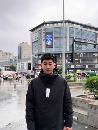 温度与风度,从来都不是选择题。利郎轻薄款冲锋衣羽绒服,采用高品质白鸭绒,锁住温度,拒绝厚重。立体剪裁,告别臃肿,商务休闲皆宜!把专业和品位穿在身上!#新款上新 #好看的衣服都在这里 #ootd穿搭 #羽绒服 #利郎拒水羽绒