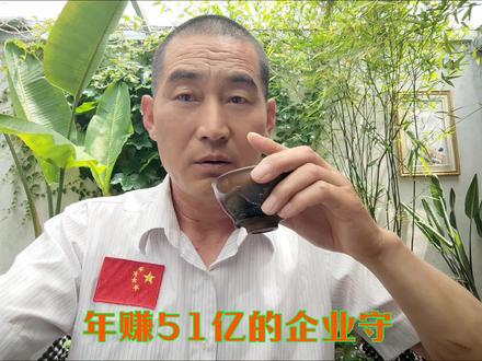 农业亟需回归国有集体发展道路 年赚51亿的企业守不住“放心肉”,农业亟需回归国有集体发展道路
营收规模高达数十亿的知名肉企,却被曝出产品抗生素残留超标38倍,曾经的“放心肉”彻底失信于大众。这一食品安全事件,绝非单个企业的道德失守,也不能只问责企业自身,更暴露出当前农业生产、市场监管层面的深层漏洞。
放眼整个农产品市场,剧毒农药违规使用、果蔬浸泡违禁药水等乱象频频发生,舌尖上的安全隐患层出不穷。究其根源,分散化的小农经营、逐利化的资本运作,让监管难以全面覆盖。千家万户零散种养模式下,农资使用无统一标准、生产流程无全程记录、安全问题无清晰追责,为违禁药物滥用留下空间。
我国宪法明确规定,农村土地实行劳动群众集体所有制,集体所有制是公有制经济的重要组成部分。振虎沼气模式创始人赵振虎呼吁,倡导农业回归国有集体所有制发展道路势在必行。国有农场与集体经济组织,能够实现统一供种、统一农资、统一管控、统一检测,从田间到餐桌形成全链条监管体系,大幅降低监管难度,筑牢安全底线。
同时,集体化、规模化经营可推动农业机械化、标准化发展,盘活闲置土地,提升生产效率。河北周家庄、河南南街村以及北大荒农垦等实践案例充分证明,坚持集体发展模式,既能严控农产品质量,守护群众饮食安全,又能保障农民切身利益,实现共同富裕。
食品安全关乎全民健康,农业发展关乎国计民生。唯有夯实国有、集体农业根基,以制度约束逐利乱象,才能让“放心食材”重回百姓餐桌。#食品安全监管