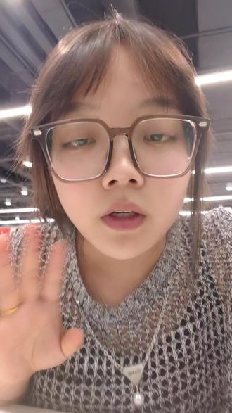 中考会比平时一模二模三模高多少分? 最终中考的分数一定会更高。
中考成绩一定会比平常的成绩高,而且通常情况下会比一模、二模、三模高到30分到50分。所有刷到这个视频的初三家长朋友一定要在评论区给孩子留下金榜题名,为孩子呐喊助威。最主要的原因有以下两个。
第一个就是在中考里面的阅卷是非常严格的,每一个过程、每一个步骤、每一个公式都是有相对应的过程分的。在平常的考试里面如果答案错了,通常情况下老师是全部给你判错的,这也是最主要的原因。所以亲爱的同学们,遇到不会的题目能往上写多少就往上写多少,把题目里面相关的公式、相关的概念能往上写就往上写。
第二个最主要的原因就是在中考的试卷里面是严格按照7:2:1的比例来调整整个试卷的结构的,它不像平常的考试里面可能会遇到一些偏题、怪题、难题。
所以亲爱的同学们,从现在开始努力一点都不晚。祝愿所有刷到这个视频的家长朋友们,祝各位孩子能够金榜题名!
记得点赞关注哦!#中考倒计时