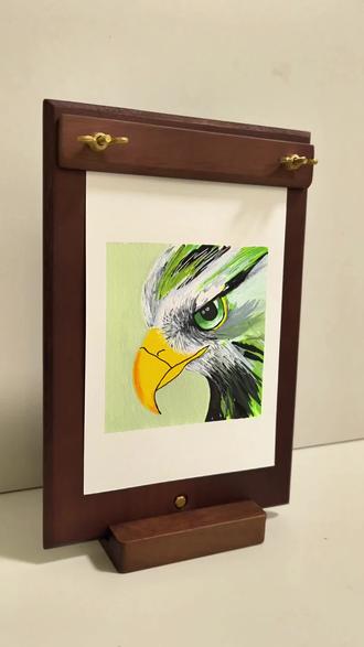 🦅 丙烯马克笔·鹰头特写绘画教程(附细节文案)
🎨 绘画步骤拆解(新手友好版)
1. 起稿与底色
- 用铅笔轻轻勾勒鹰头轮廓,重点定好眼睛、喙的位置,线条要轻,方便后续修改。
- 用浅灰绿色铺画面背景,用浅白色铺鹰头羽毛的基础底色,留出眼睛和喙的空白,等底色干透再进行下一步。
2. 主体上色(核心步骤)
- 喙部:用亮黄色平涂整个喙,用深黄色/橙色在喙的边缘、缝隙处加深,做出立体感,最后用黑色勾出喙的轮廓线,强化锋利感。
- 眼睛:用草绿色铺眼球底色,深绿色加深瞳孔周围,亮绿色提亮眼球高光,用金黄色勾出眼白边缘,黑色点出瞳孔,最后用白色点出高光,让眼睛瞬间有神。
- 羽毛:用深绿色、黑色、白色做层次,用斜向笔触模拟羽毛的纹理:
- 头顶用白色+浅绿,做出蓬松感;
- 脸颊用深绿+黑色,增加厚重感;
- 颈部用黑色+深绿,做明暗过渡,笔触要干脆利落,体现鹰的力量感。
3. 细节刻画与调整
- 用细头笔加深羽毛的缝隙、眼睛的轮廓,强化明暗对比。
- 调整整体色调,补充细节,让画面更协调,最后用白色提亮羽毛的高光,让画面更通透。#又简单又好看的画 #创作者中心 #创作灵感 #跟着抖音学画画 @抖音小助手 @抖音作者助手