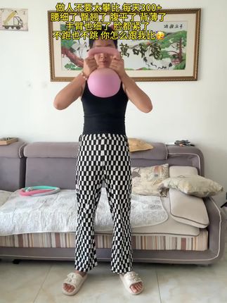 居家锻炼,别看这个动作看似简单,其实很燃 脂,只要每天坚持甩壶铃20分钟 就能深度燃烧腹部和腿部脂肪,不跑不跳一个月后就能看见惊人的蜕变#暴汗燃脂瘦全身 #夏季減肥#壶铃摇摆#小动作大作用#自律遇见更好的自己