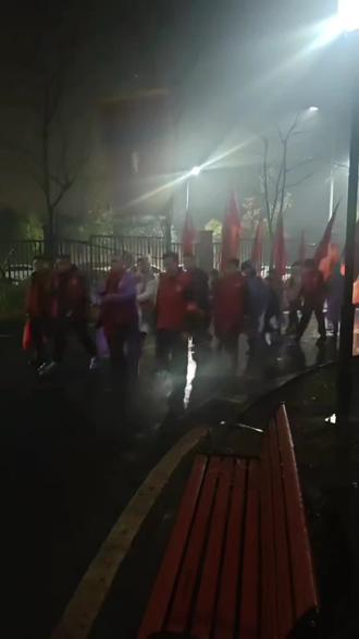 · 一条龙,几十号人必须拧成一股绳:舞龙绝不是一个人举着杆子乱跑。龙头要威,龙身要活,龙尾要稳,每个人步伐都得对上鼓点。特别是长龙,任何一个人跑错位,龙身就会打结或断掉。这种配合,没有长年累月的默契根本做不到。而这份默契,就来自家族成员从小一起长大的熟悉和信任。
· 从筹备到收尾,是全家总动员:舞一次龙,背后是浩大的工程。扎龙、筹款、联络、后勤,哪样不需要人手?大家有力出力,有钱出钱。这个过程本身,就是把分散的族人聚在一起的理由。平时可能各忙各的,但为了正月里的这条龙,大家又能坐到一起,不计较得失。
· 仪式本身就是情感的纽带:舞龙有很多规矩,龙要到每家每户去拜年,这叫“龙采吉庆”。主人家会在门口放鞭炮迎接,整个家族跟在龙后面穿行在巷子里。在鞭炮和硝烟味里,人与人之间的距离被拉近了。
· “每年”这两个字,靠的是代代相传:最难的不是舞一次,而是“每年”都能舞起来。这需要不断有年轻人接过老一辈的杆子。当你年轻时看着父辈舞龙,如今自己成了主力,这种身份的转变,其实就是理解了责任。能年年办下去,说明这个家族还有人、有心气,愿意把传统延续下去#元宵节民间习俗活动 #舞龙灯