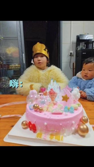 #宝贝生日快乐妈妈爱你 #我六岁啦 我的女孩👧6岁啦💕🎂庆幸你的一路有我,不曾缺席,妈妈愿你一路昂首阔步一路繁花似锦,愿你一生被世界温柔以待。愿宝贝健康快乐茁壮成长!生日快乐我的小公主👸