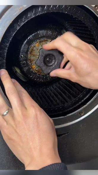 油烟机风轮难取,何必那么费劲加热,包中常备一个小小拉马轻松搞定,不但能拆风轮还能拆风轮固定螺丝,什么水泵钳活扳手统统省电#家电清洗培训 #油烟机清洗#好物推荐