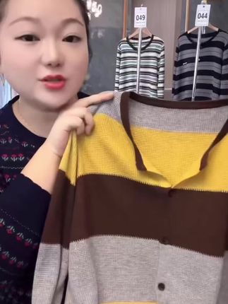 #休闲百搭 #谁穿谁好看系列 #春秋新款 #针织衫 #强烈推荐 撞色条纹开衫长袖网红圆领早秋拼接秋季时尚百搭上衣