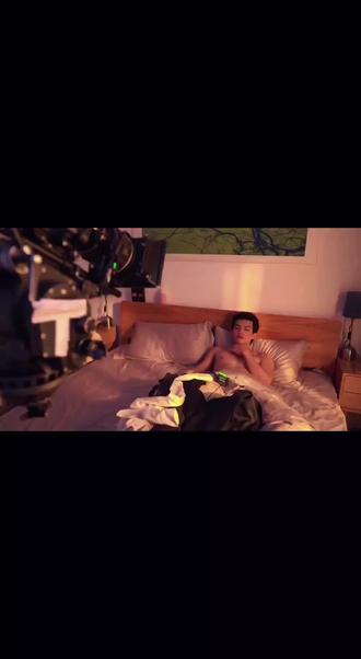 很无聊的花絮 手部特写 这个导演真的很懂 懂那种氛围感 暗戳戳的擦边 哈哈哈
我有一副羊皮手套 看这剧后
去年冬天每次用都会想到他俩城会玩🤣