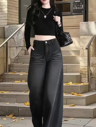 秋天的第一条神裤!这条黑牛仔我焊在身上了 谁换季还在愁搭衣服?这条2025新款黑色牛仔裤直接锁死!👖 高腰直筒+微阔腿版型太懂女生了!160cm/98斤穿M码,腰头刚好卡在腰线,胯宽、假胯宽全隐形,走路带风还显腿直,搭短上衣直接三七分比例~ 软乎乎的牛仔布不硬挺,贴腿穿不磨肉,秋天单穿不凉、加打底也不臃肿,美式复古感拉满! 细节超戳人,做旧毛边+金属纽扣超有质感,黑色百搭到离谱,配卫衣、针织衫、小皮衣都好看,洗了两次没变形没掉色,秋天的裤子有它一条就够了! #秋季穿搭 #黑色牛仔裤 #高腰直筒裤 #美式复古穿搭 #2025新款裤子@DOU+上热门 🔥@DOU+小助手 🔥