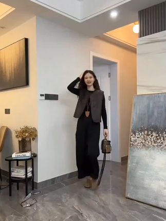 #高级感穿搭 #藏肉显瘦穿搭 #皮马甲 #叠穿就是潮 #休闲减龄穿搭