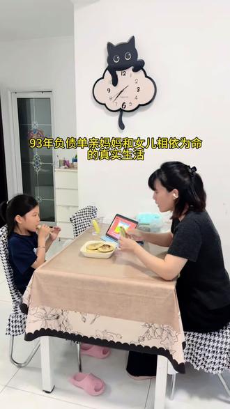 单亲妈妈和相依为命的女儿,晚饭给女儿做了馅饼,卖相不好,吃的还不错,#单亲妈妈#记录生活记录自己