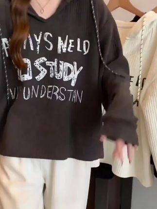 设计感连帽正肩卫衣女秋季新款大码胖mm坑条打底衫小个子短款上衣#简约穿搭 #穿搭分享 #每日分享 #女装穿搭 #dou+小助手