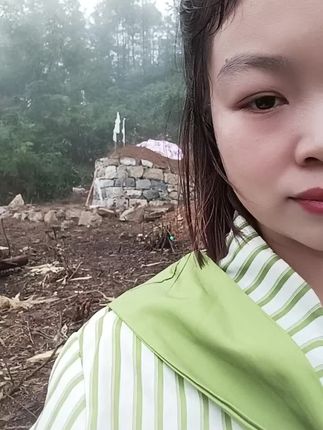 爸爸在的时候,没觉得什么,突然离开,真的觉得心都空了,世界都坍塌了,以后再也见不到爸爸了……我没爸爸了……一想起来,就总想落泪,世界上最痛心的事莫过于:我多想再喊你一声爸爸,可惜在也回不去了.我多想再尽一回孝道.可惜我没有机会了,很想很想你。爸!夜深人静的时候 思念总是愈发的强烈 总是不经意的想起你的点点滴滴 鼻子一酸 泪流满面 难以释怀 总是反复一遍又一遍的想着每一个选择 过程有不甘 有悔恨 有遗憾 经历“生死离别”这人世间最悲伤的事、让我失去了你 这个坎我一辈子都过不去