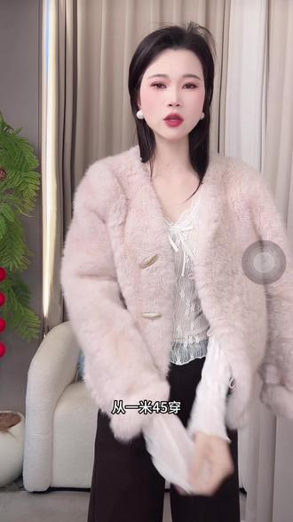 2025秋冬新款短款牛角扣V领毛毛外套时尚百搭气质仿花狐毛外套#韩系穿搭 #穿出高级感 #新衣服最好看 #显高显瘦穿搭