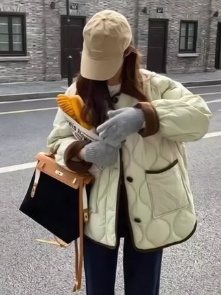 #小香风棉服 宝贝们是不是一直想要一款既保暖又时尚的儿童冬装棉衣呢?今天它来了!这件男童冬装棉衣是加绒加厚的派克棉服,可以轻松应对寒冷天气。更重要的是,它的设计非常潮流,穿上后让你的孩子成为街头焦点。赶快给你的小王子安排一件吧,让它过一个温暖的冬天!#低调高级感穿搭 #时髦精显瘦穿搭 #减龄可爱穿搭