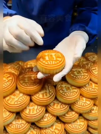 二十个月饼只要九块九毛九,还包邮送到家,之前十九块九拍十个的,你看看有没有发货,没发货就赶紧退了来拍今天这个新链接,厂家提前预热中秋活动,今天九块九毛九不是给你发十个哈,而是整整二十个,他不是那种小的。都是大月饼,外皮金黄酥脆,满满的五仁馅料,一口下去软糯香甜,甜而不腻,老人孩子都爱吃。主要今天价格真的划算,成本、运费都不够吧,妥妥的尝鲜价,刷到的家人不要错过,带一单回去尝尝。#月饼 #