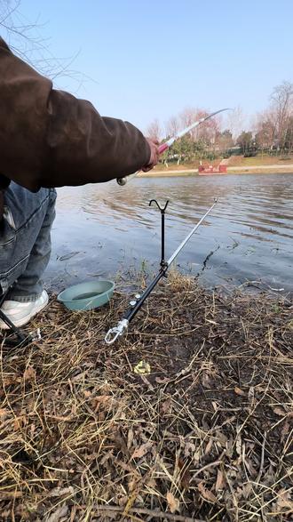 更适合轻装出钓的钓鱼支架,采用加厚的铝镁合金和不锈钢精心制作#钓鱼地插#钓鱼支架#钓鱼#户外钓鱼