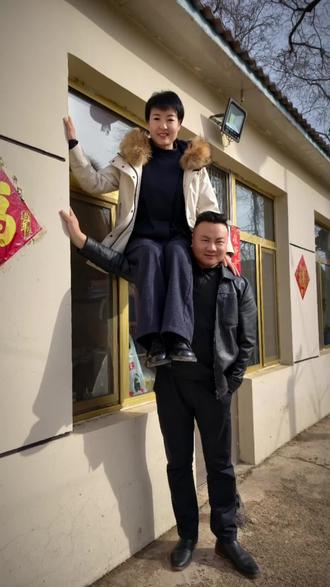 #姐弟 #骑肩膀挑战
养地千日,用弟一时。算了你没有弟弟,和你说不来