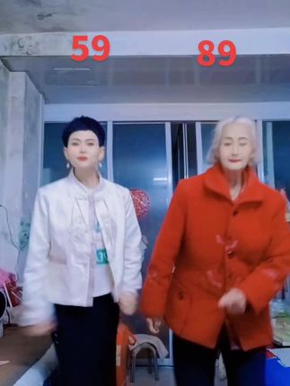 儿媳妇带着婆婆有来给大家扭起来了,优美的舞姿,动听的音乐,有老妈妈陪着我拍抖音开心的扭着,我是不是很有福,家里有一老就是有一宝,祝老妈一直这样永远的陪着我们扭下去,记录美好生活,