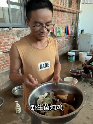 做个乌灵参野生菌炖鸡补补#vlog十亿流量扶持计划 #我的乡村生活 #野生菌 #乌灵参 #艮上谦农