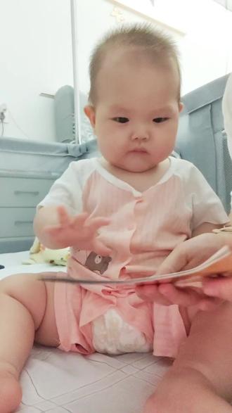 每天晚上都要复盘一下今天发生了什么
有没有什么值得被记录的
越来越疼的腰可以被记录
越来越爱哭的娃也值得被记录
还有忍耐力越来越有限的我的脾气
今天九点多她才睡下 一直爬呀爬
可能是白天放电太少了
这天真的是很煎熬
穿短袖冷 穿长袖热
晚上睡觉不开空调热 开了风扇冷
淅淅沥沥的雨 家里特别潮
想洗床单被罩又怕晾不干就更加不好了
下雨天能干什么呢 睡觉睡觉还是睡觉
我会在某一刻感觉特别特别累
今天早上先生回来的时候看见枕头上一堆我的头发
他问我 这是你的头发啊 掉那么多啊
我说 嗯
他说 熬夜熬的玩手机玩的
我知道这句话是玩笑 可我连反驳的力气都没有
我当时沉默了
我想说 掉头发除了玩手机可能更大的原因是我一晚上要醒好几次
比如给她喂奶 比如怕她踢被子
我本来睡眠就浅
晚上频繁夜醒睡眠质量不好也可能掉头发
解释一点儿也不重要
今天下午打算带着袁宝去买点东西
家里没有南瓜也没有胡萝卜也没有红薯了
今天一天没给她煮米粥
上午就吃了一顿苹果泥米粉
昨天晚上吃的蛋黄米粉
不知道是她消化不了还是在张牙齿
睡着后哭了好几次
也有可能是梦婆婆教本领没学会
不管是哪个 以后不给她吃蛋黄了
#ི࿆记录人类幼崽成长记 #人类幼崽的日常 #小奶娃🍼 #奶娃日常 #亲子互动