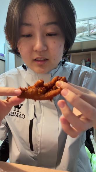 第七期零食测评!今天测评的是佤味鸡爪!推荐大家买馋鲜味的~下期还想看主包测评什么,可以留在评论区~主包踩雷的一天#佤味 #西盟佤味鸡爪 #馋鲜味佤味鸡爪 #大学生挑战征集令 #分享我的学习日常