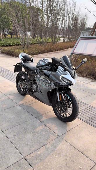 24年5月春风250sr 22款 小改款 一手户 行驶8300公里
成色还可以 如图 外观小擦挂 正常磨损 没得事故 写合同 提供质保 手续齐全过户卖 带投屏 app绑定
前后带abs 新手练手随便骑 外观颜值高 加装usb充电口 黑色风挡 代步通勤随便骑 价格合适 喜欢来#成都摩都机车#二手摩托车#春风250sr