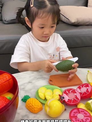 模拟真实切食物的样子,撕拉撕拉太解压了,锻炼手指惊细动作,可用来#过家家 做饭,孩子一玩就是一下午#切切乐