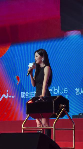 你说你爱我其实是谢谢我 我说谢谢你其实是我爱你 亲爱的姜涩琪,我们又见面了,虽然很多人喜欢叫你姐姐,但是对于我来说,我觉得你是我的朋友不能算姐姐,好啦开玩笑,其实见到你,还是会害羞的喊欧尼欧尼,我是一个很含蓄的女孩,其实追星是一个属于我的小天地,认识你的时候我才14岁,今年如果按照遇见你的年份来说,今年是第十年啦,再过几个月,就是我24岁的生日,有时候看见你就会想起我的少女时代,那个还没有自己的智能手机的时候,偷偷用妈妈的手机,看你们的打歌舞台,就算一个人放学走路回家,也要哼着你们的歌一路走回去。我们第一次见面的时候,是2024年9月28日,你来到了我的国家,带着你的组合,我就是这样,就算见面了,就算站在我面前,我也只会呆呆的看着你,不知道说什么,但是又有好多好多话想和你倾诉,眼眶老是会堆积泪水,然后我又把它咽下去,伤感的话太多太多,和你拍摄1v10的时候,我大脑一片空白,但是站你身后,你扭头和我sayhi的时候,我可能会记一辈子,橱窗精致的玩偶卸下玻璃罩后居然距离我不到1米,最煎熬的可能就是现场抽福利的时候,由于太过于煎熬,我的心率完全可以和外面的太阳肩并肩,我是一个很讨厌开奖仪式的人,无论什么需要用运气来决定的,小到专辑抽卡,大到人生选择题,我讨厌这种煎熬的时刻,结局其实就只有正负面,对与错,只有双面性,但是那种感受我能回味一辈子。我不是一个奢求欲很足的人,结局确实颗粒无收,在saybey的时候,鼓起勇气和你说欧尼kiss的时候,那个时候看见你和我对视,给了我一个飞吻,好像一切一切都值得了,但是也会羡慕隔壁中福利的淡定,也会羡慕隔壁上大屏的惊喜,我像一个很淡定的旁观者,心酸的我一直念叨:见到了就知足了,和我打招呼就知足了,人生哪里有那么多完美啦,能见面就是最好的幸福。可是人生真的能这样调理顺就好了,会后悔自己抢票速度再快点,会后悔号码是不是领的太大了,会后悔怎么不偷拍,会后悔遇到太好的人,用光了我的运气,朋友圈好多同担都有中福利,怎么就轮不到自己呢,念叨半天的结局就是,睡不好,第二天肿的像馒头,比较是会变成偷走幸福的小偷,但是怎么越靠近你我越痛苦,远离了你我又远离了幸福呢?所以我只能妥协的接受自己得到的一切。姐姐,希望下一次我再幸运一些,可以离你再近一些,还有,谢谢姜涩琪,我爱你。#姜涩琪 #seulgi #redvelvet #涩琪