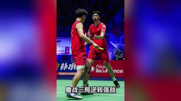 陈柏阳/刘毅力克中国台湾组合 鏖战三局逆转强敌!陈柏阳/刘毅力克中国台湾组合,昂首晋级新加坡赛次轮
北京时间5月26日,2026年新加坡羽毛球公开赛男双首轮迎来一场焦点对决。中国组合陈柏阳/刘毅在先失一局的不利局面下,凭借顽强拼搏的精神与精湛的技术,以15-21、21-19、21-18逆转战胜中国台湾组合邱相榤/王齐麟,成功晋级十六强。
比赛伊始,陈柏阳/刘毅进入状态稍慢,面对配合默契的对手,首局以15-21告负。然而,这对年轻组合并未因此慌乱,而是迅速调整战术,在第二局展开强势反扑。双方比分交替上升,战至19平的关键时刻,陈柏阳/刘毅展现出过硬的心理素质,连得两分以21-19惊险扳回一局。
决胜局中,陈柏阳/刘毅愈战愈勇。他们的后场杀球势大力沉,网前小球处理细腻精准,多次在多拍相持中逼出对手失误。尽管邱相榤/王齐麟同样打出数次精彩反击,但中国组合始终掌控着场上节奏。最终,陈柏阳/刘毅以21-18锁定胜局,完成了一场酣畅淋漓的逆转。
综观全场比赛,陈柏阳/刘毅在发接发环节的快速连贯、中场平抽挡的强硬对抗,以及关键时刻敢于出手的自信,都令人印象深刻。从首局失误较多到后两局渐入佳境,两人在逆境中相互鼓励、战术执行坚决,充分展现了中国羽毛球新生代选手扎实的技术功底和永不言弃的拼搏精神。
值得一提的是,本场比赛也是中国大陆与中国台湾羽毛球选手之间的一次高水平切磋。双方在场上全力以赴、每球必争,展现了同属大中国的羽毛球力量的蓬勃发展与整体实力的提升。无论是陈柏阳/刘毅的逆转取胜,还是对手的顽强抵抗,都印证了中华健儿在世界羽坛的强大竞争力。
晋级次轮后,陈柏阳/刘毅将继续向更高目标发起冲击。这场艰苦的胜利不仅为他们积累了宝贵的大赛经验,更让人们看到了中国男双组合未来可期的无限潜力。