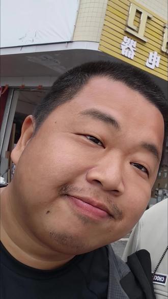 大年初一罗定船步偶遇蓝战非!✅ 吃了非哥请的虾堆,非常随和,听了他的本地美食攻略,收了新年祝福,也送上了我最诚挚的祝愿:祝蓝战非早日登上珠峰之巅!2026,双向奔赴,皆得所愿!#蓝战非 #偶遇网红 #罗定 #珠峰加油 #大年初一的惊喜