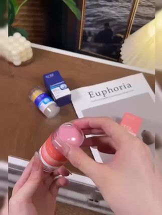 我超爱这款娇之物语防干裂膏!凡士林成分,涂在手足上润润的,保湿效果绝了! #手足护理 #防干裂膏#好剧推荐