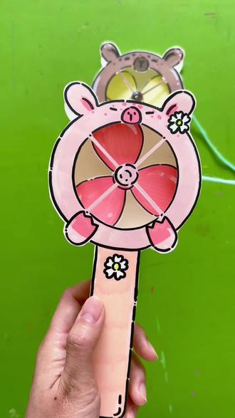 夏天到了,谁还没有一台风扇,自己动手制作一个,是又清凉又治愈的~
给家里的宝贝,给自己的闺蜜,老公桌都安排上,谁不喜欢可可爱爱的~
这次的创作灵感来自于给孩子准备的,齐心大小手正姿笔,这是一款适合中国小朋友的笔,还是一款大小手设计的正姿产品,孩子之间的手掌大小不一样,齐心大小款就是为了更贴合孩子手部,提升书写体验,,(手长≥135mm-大手;手长<135mm-小手)书写舒适,写字画画,不在话下……礼盒内的卡皮巴拉也是萌萌哒!
这款正姿笔,采用5点正姿人机工程学设计,一握就对。偏芯的窄笔头设计,让孩子写字时,笔头不遮挡字迹,减少孩子脊柱侧弯、近视等问题,齐心真正在细节上帮助孩子正确握姿,从而改变正确坐姿。一体式造笔,减少熊孩子将笔“五马分尸”。TPE防滑的笔杆设计,安全无异味,家长更放心
换芯不脏手,墨岩芯+透气孔设计,操作更方便
低重心设计+2.0mm 2B笔芯,书写更流畅稳定
加固笔帽设计,零件少,防止误食。
艺术源于生活,让我们用自己喜欢的方式,边生活边记录吧~#手工 #手工diy #创意手工#扇子制作#夏天