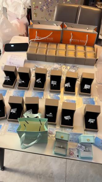 胖东来169小方糖戒指 vs 皇家贝丽小方糖戒指,真实测评来了!
两款我都对比过了,上手完全没区别!
都是S925银+1克拉莫桑钻,质感超在线,火彩超闪✨
标签不一样,证书居然一模一样!
胖东来169性价比很高,可惜已经下架了
没抢到的姐妹,皇家贝丽可放心冲,同款快乐直接拿捏!
百元实现克拉自由,日常戴、送礼都绝了~
#胖东来小方糖 #小方糖戒指 #莫桑钻戒指 #平价钻戒 #戒指测评