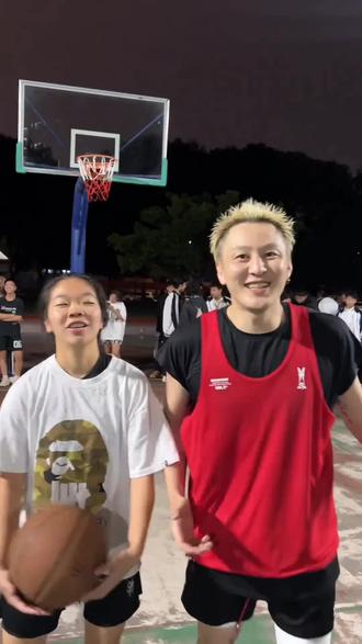 篮球少女罗可馨,
陀螺上篮帅到炸。