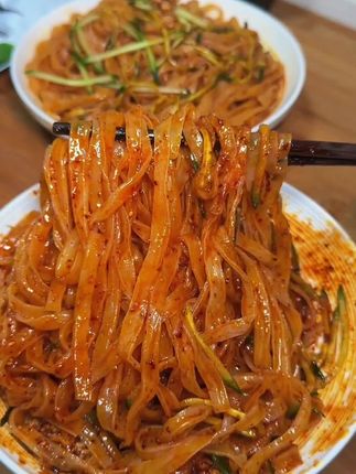 不知道吃什么的时候来一份正宗的陕西擀面皮吧,面条劲道爽滑,汤汁浓郁,越吃越想吃 #擀面皮 #岐山擀面皮 #陕西美食 #夜宵必备 #地方特色美食