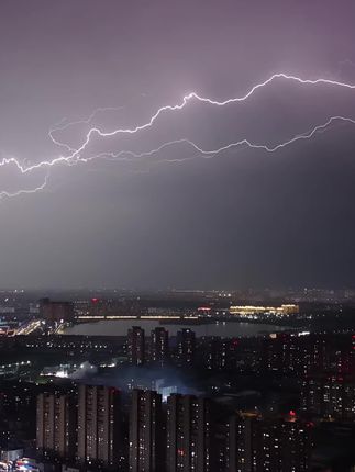 地下鞭炮声鸣、天上雷电滚滚,有被闪电震撼到了吗? #吴龘龘航拍
