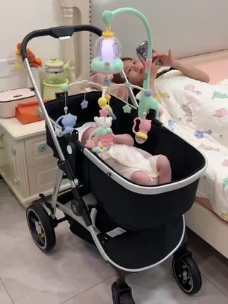 宝宝出生的第一个#玩具 ,现在快2个月了,这个床头摇铃能稳定宝宝情绪,自己能玩很久,解放双手还能锻炼宝宝追视~#母婴好物 #哄娃神器 #人类幼崽@巨量千川 @DOU+小助手 @抖音小助手