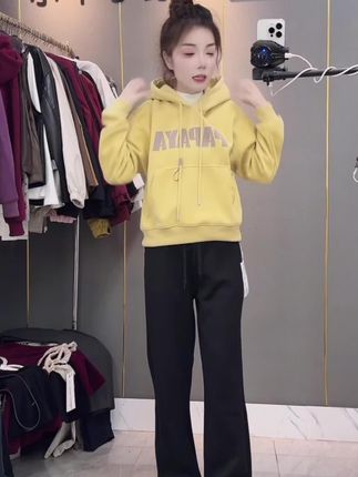 蔓迪欧尚2025秋季新款女连帽字母美式印花卫衣百搭运动#时尚休闲穿搭 #减龄穿搭 #小个子穿搭 #卫衣搭配 #宽松显瘦