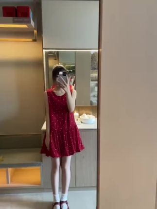 谁能拒绝这么可爱的碎花裙#气质仙女裙穿搭 #温柔风穿搭 #红色系 #碎花连衣裙 #初恋裙