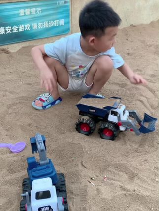 我又挖到宝了,居然才花十一块九毛钱!人家超大的二合一翻桶车,还送四个挖沙铲和一堆城堡模具呢,真的太划算了,他可不是这么迷你的。足三十多厘米长的,而且整个翻斗车全部都是能活动的,包括前面的铲车也可以用手柄来控制。配合他送的这些沙漏小磨具,简直是挖沙子的一把好手,既能锻炼宝宝的手指精细动作,还能挖沙挖土,冬天也能用来挖雪玩,配合四个大蚊子,轻轻一推就能划出去很远,而且整个做工也非常好,没有任何的毛刺,刷到以后赶紧去给儿子抢上一套,肯定超爱玩!#翻斗车 #男孩玩具 #玩具推荐 #工程车玩具