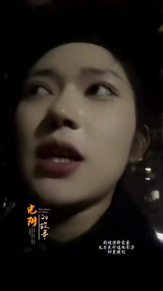 利益撕开人性假面,亲情方显底线担当
阿梅阿文直播间里,母亲因房屋被封上门对峙私生子,对方狂妄嚣张、早有预谋,将一场因父辈过错引发的家庭矛盾彻底摆上台面,也把人性在利益面前的复杂与真实展现得淋漓尽致。
这场冲突的根源,从来不是突发矛盾,而是阿文父亲多年前埋下的隐患。当利益触及核心,所谓的血缘亲情瞬间不堪一击,私生子的有恃无恐,戳破了虚假的体面,也印证了人性最现实的一面:在利益诱惑面前,道德与底线极易被抛之脑后,算计与贪婪会毫无保留地暴露。母亲的愤怒与无助,不仅是对不公遭遇的反抗,更是对破碎家庭的痛心。
而二舅的挺身而出,成为黑暗中的一束光。这恰恰印证了人性的另一面:血脉亲情不是一句空话,家族成员的支撑,是面对困境时最坚实的底气。它让我们看清,人性从来不是非黑即白,有自私凉薄,就有重情重义;有暗中算计,就有光明坦荡。
这场风波也给所有人敲响警钟:父辈的过错不该由晚辈买单,做人需守住底线,莫为一时私欲埋下祸根。未来,唯有坚守道义、团结一心,用理性对抗贪婪,用亲情凝聚力量,才能守住家庭根基,在复杂的人性博弈中,守住初心与底线。#创作灵感#记录真实生活 #生活感悟@DOU+上热门 @创作灵感小助手 @阿梅姑娘 @阿梅与阿文