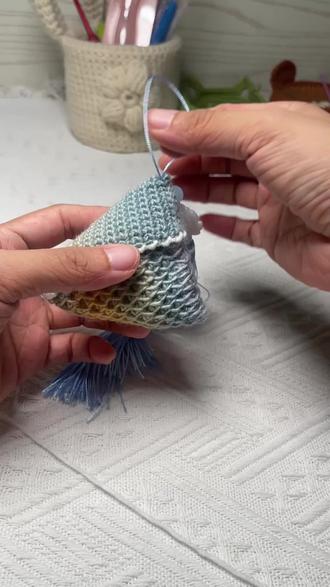 十分钟教会你的粽子挂件视频教程(文字版图解) 🧶:苏苏姐家印象莫奈 24#欧若
🪡:1.8
端午节到啦,给好龟龟安排起来吧~#超详细编织教程 #钩针编织技巧🧶 #钩针编织步骤分享 #钩织挂件